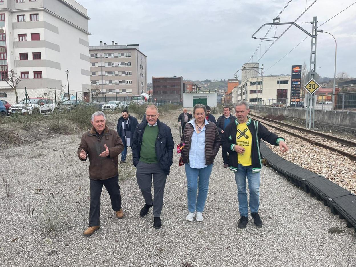 José Manuel Coto, Diego Canga, María Antonia García y Xuacu de Hoyos, en el soterramiento. 