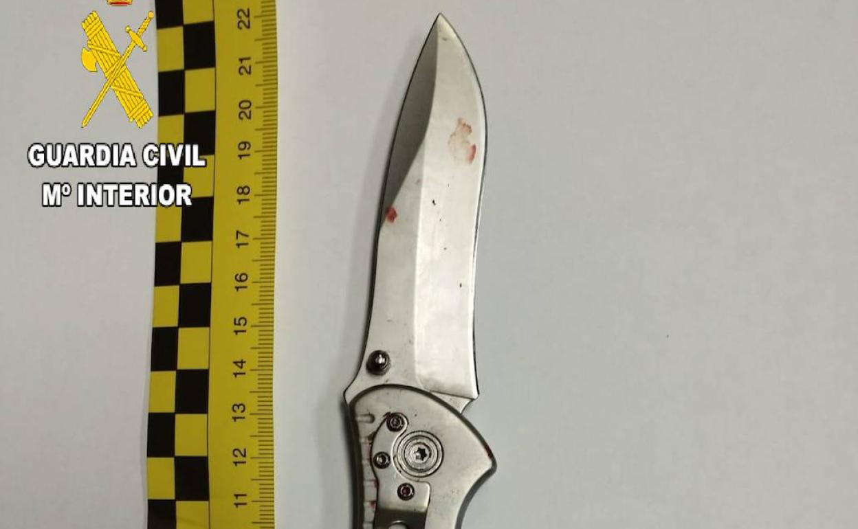 Navaja con la que el detenido apuñaló a la víctima.