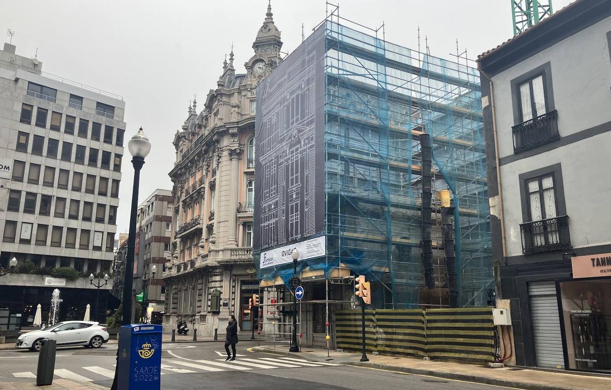 Obra de la promoción residencial de lujo en la esquina de los Moros con Munuza paralizada por Urbanismo.