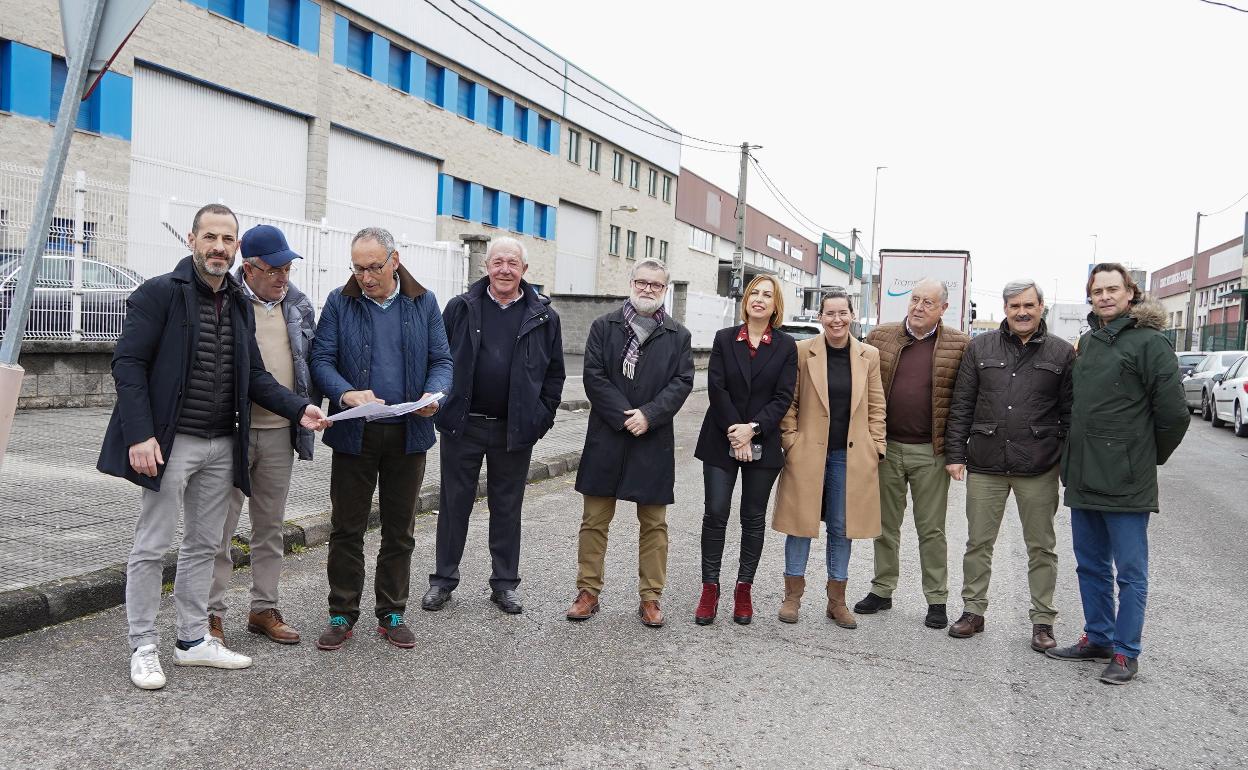 El alcalde, Ángel García, y la edil de Urbanismo, Susana Madera, con empresarios. 