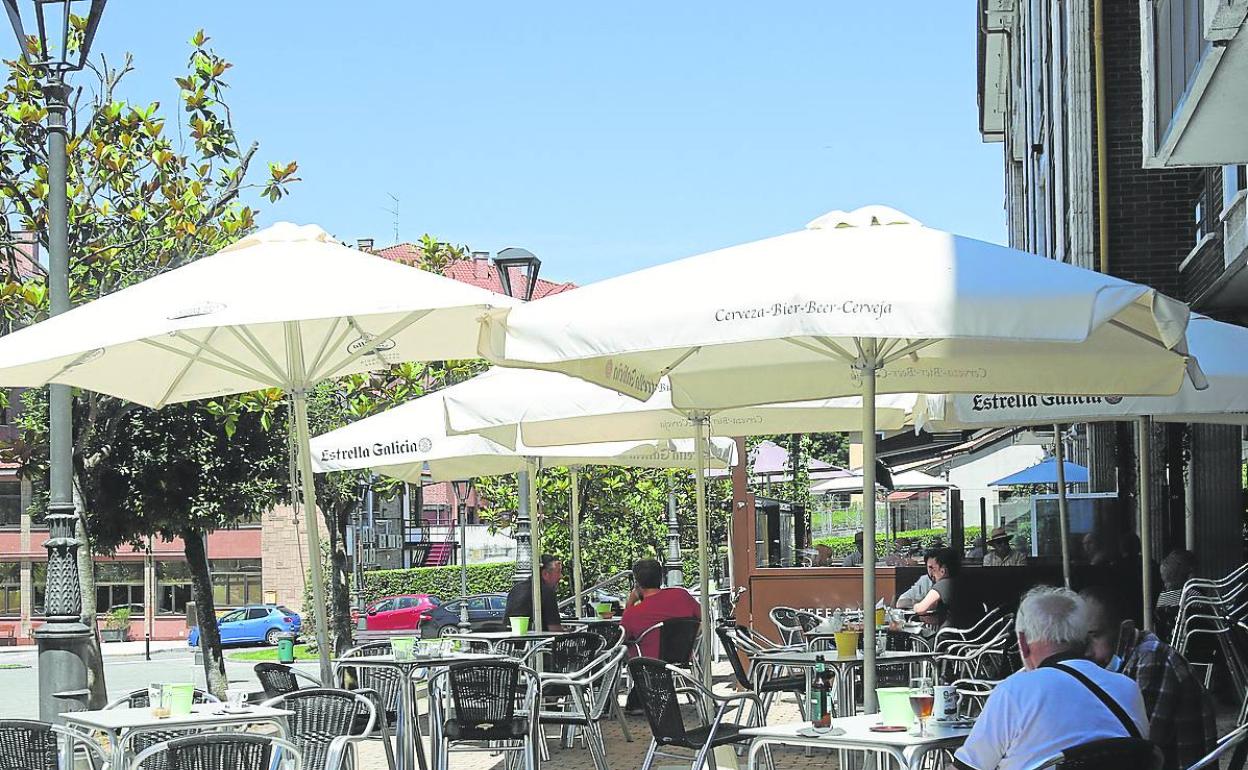 Una terraza en el parque de Cuno Corquera en Posada de Llanera. 