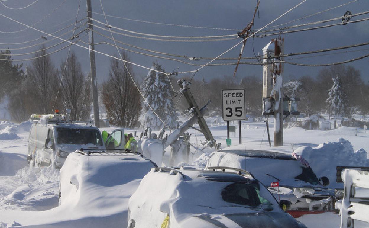 Los coches permanecen enterrados en la nieve por la tormenta invernal de Estados Unidos.