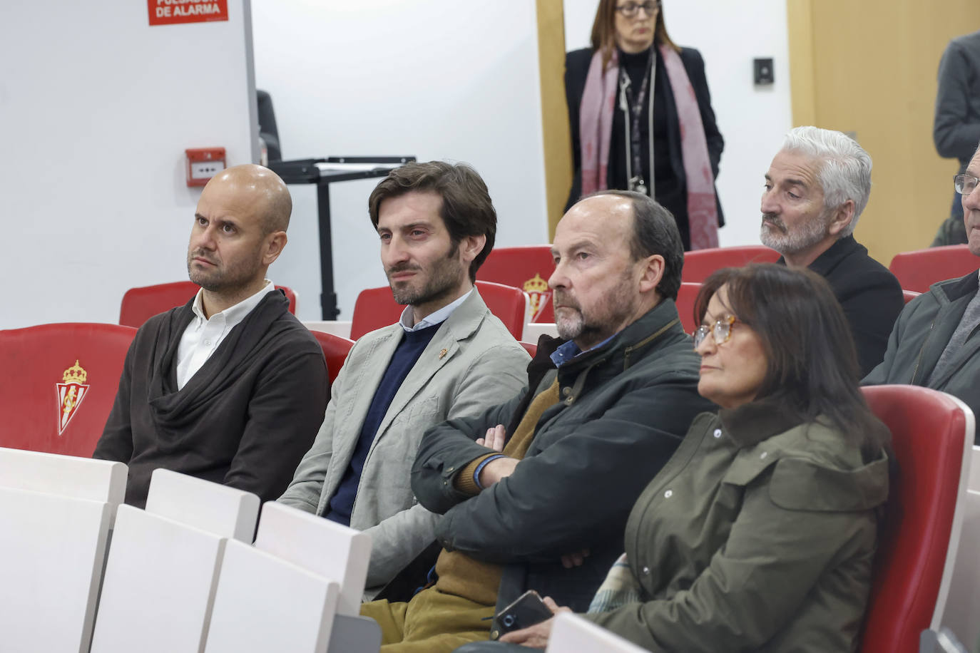 Fotos: El Sporting rinde homenaje a Prendes, decano de los jugadores