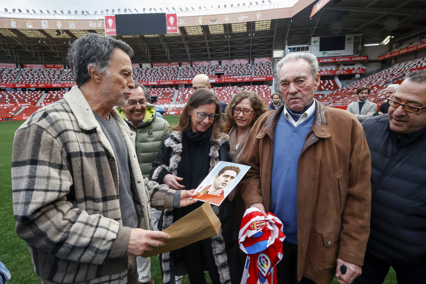 Fotos: El Sporting rinde homenaje a Prendes, decano de los jugadores