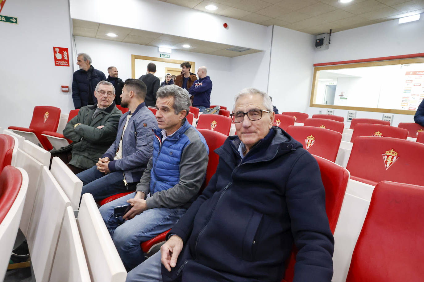 Fotos: El Sporting rinde homenaje a Prendes, decano de los jugadores