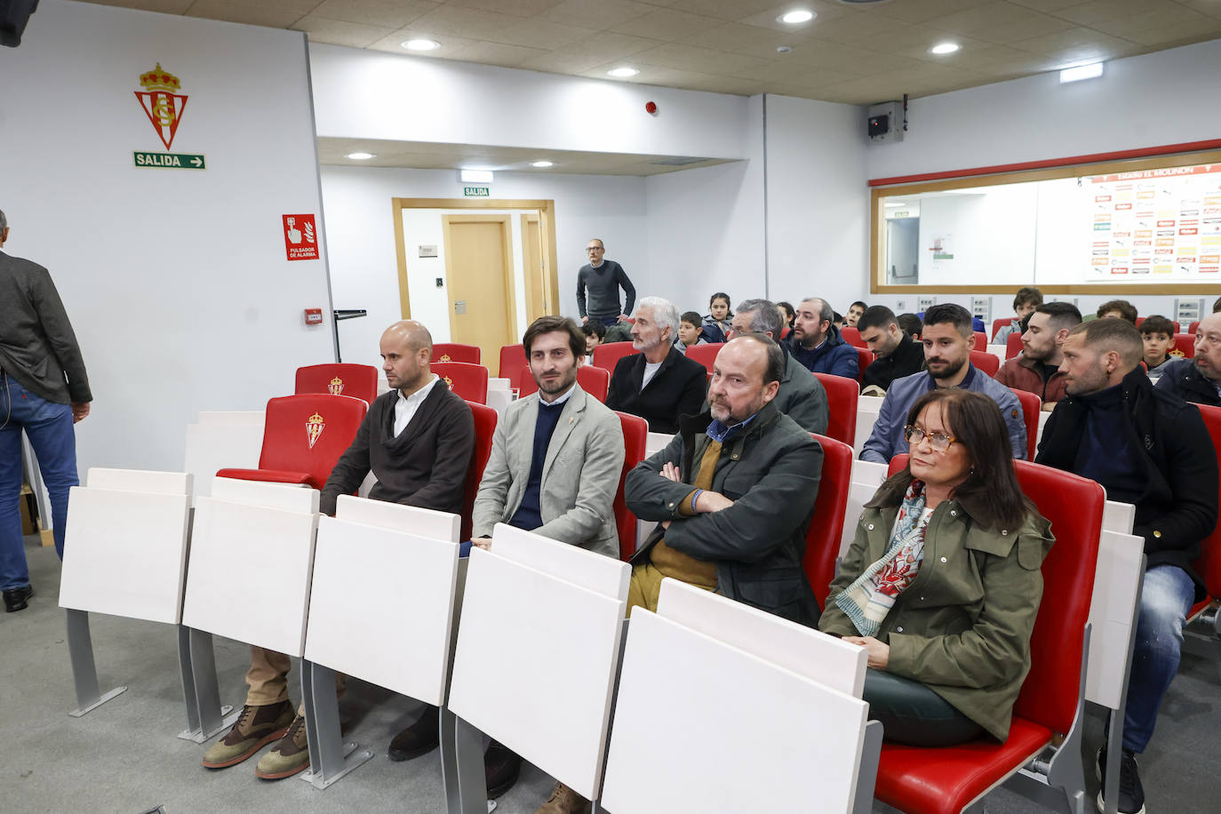 Fotos: El Sporting rinde homenaje a Prendes, decano de los jugadores