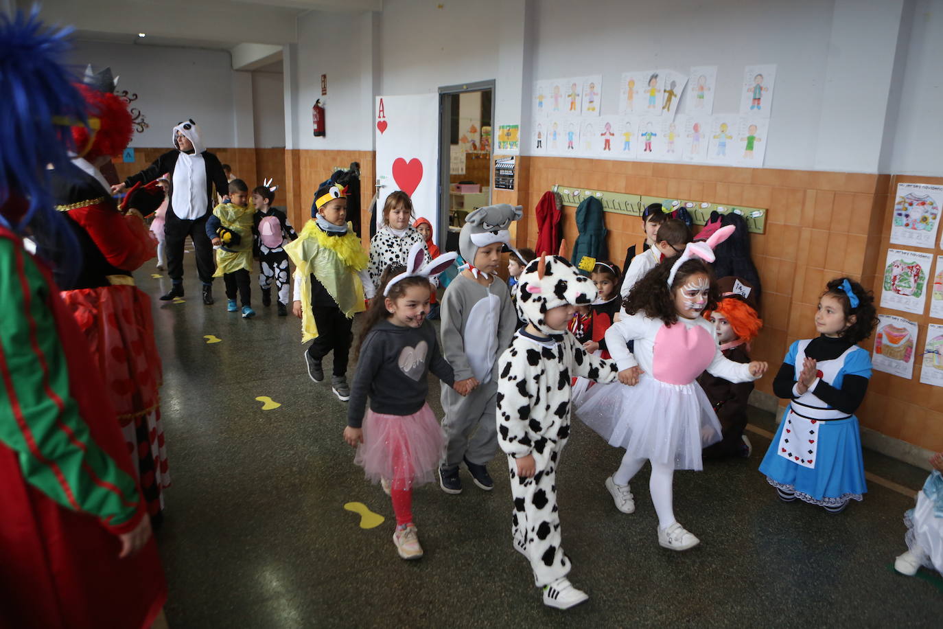 Fotos: Los alumnos del colegio de Ventanielles se disfrazan por carnaval