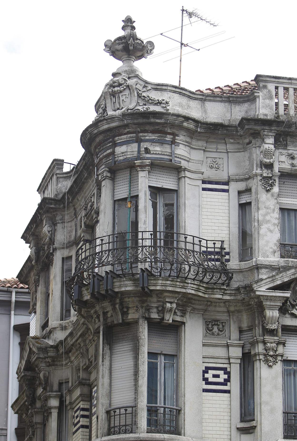 Emblemática fachada de Manuel del Busto desmontada. 