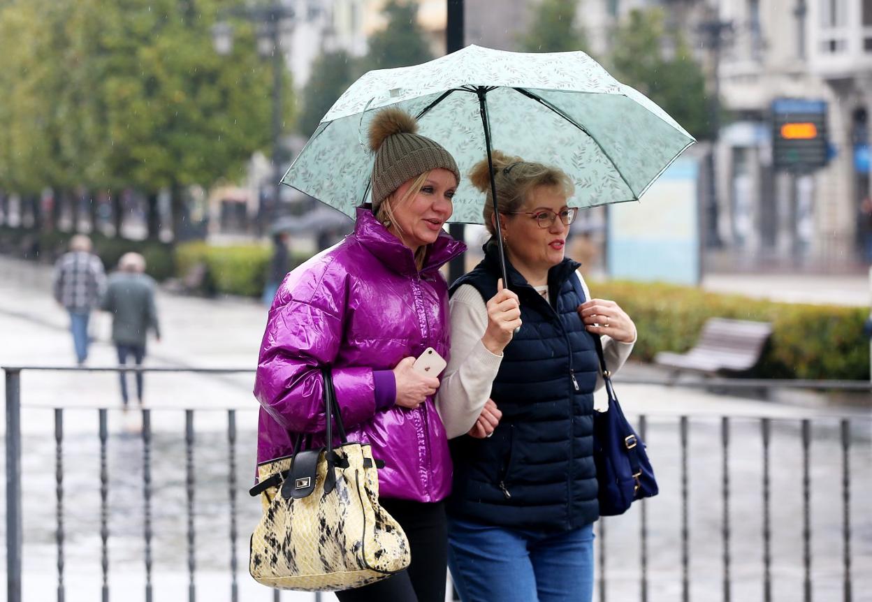 El paraguas fue el complemento indispensable ayer en Asturias. 