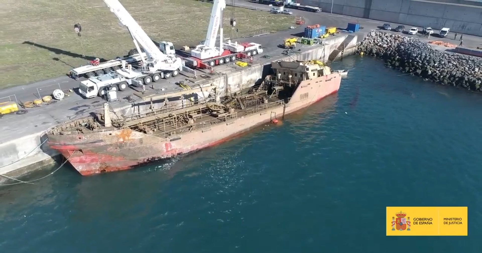 Reflotamiento del buque Nehir del Puerto del Musel de Gijón