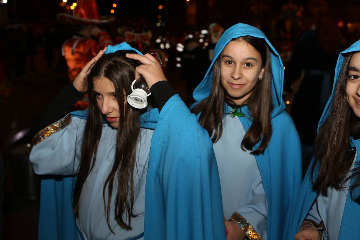 Fotos: Mieres vive «con mucha alegría» su Gran Antroxu con el desfile de grupos por las calles