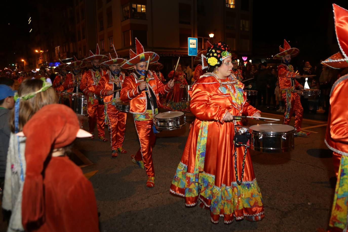 Fotos: Mieres vive «con mucha alegría» su Gran Antroxu con el desfile de grupos por las calles