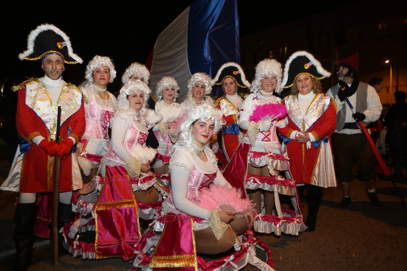 Fotos: Mieres vive «con mucha alegría» su Gran Antroxu con el desfile de grupos por las calles