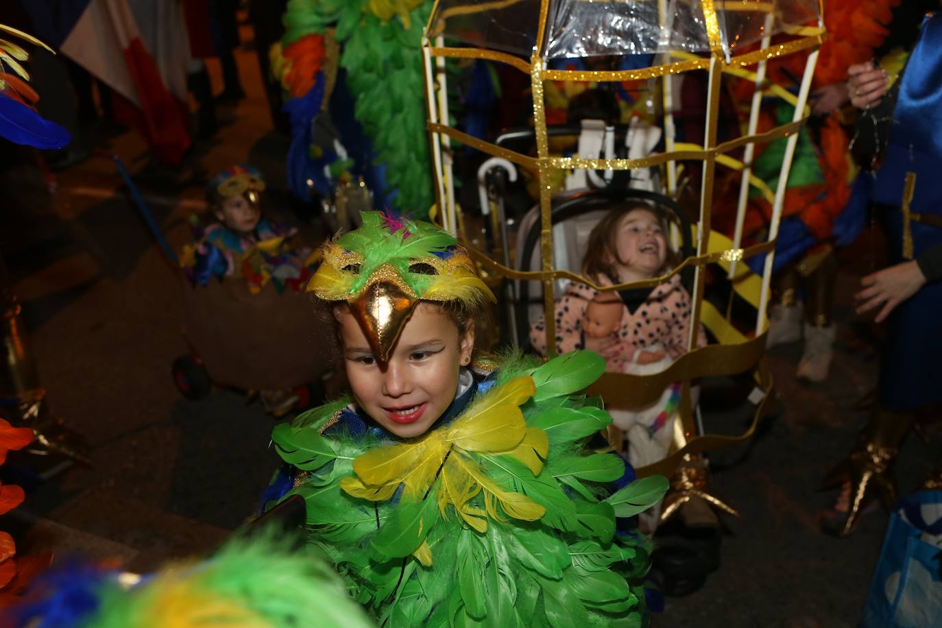 Fotos: Mieres vive «con mucha alegría» su Gran Antroxu con el desfile de grupos por las calles