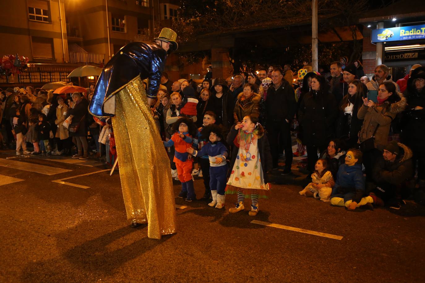 Fotos: Mieres vive «con mucha alegría» su Gran Antroxu con el desfile de grupos por las calles