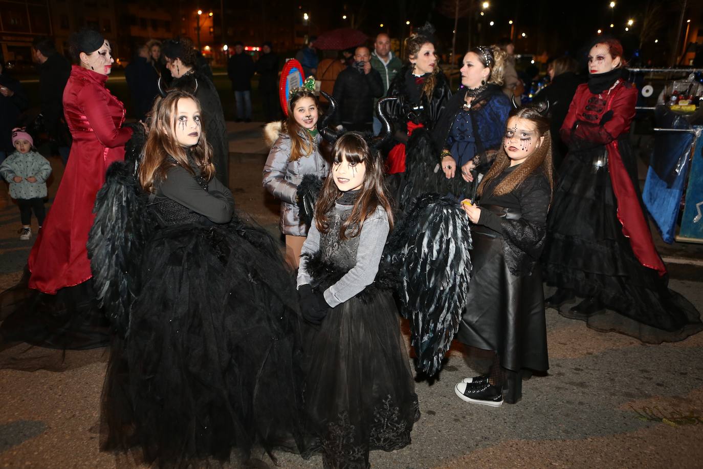 Fotos: Mieres vive «con mucha alegría» su Gran Antroxu con el desfile de grupos por las calles