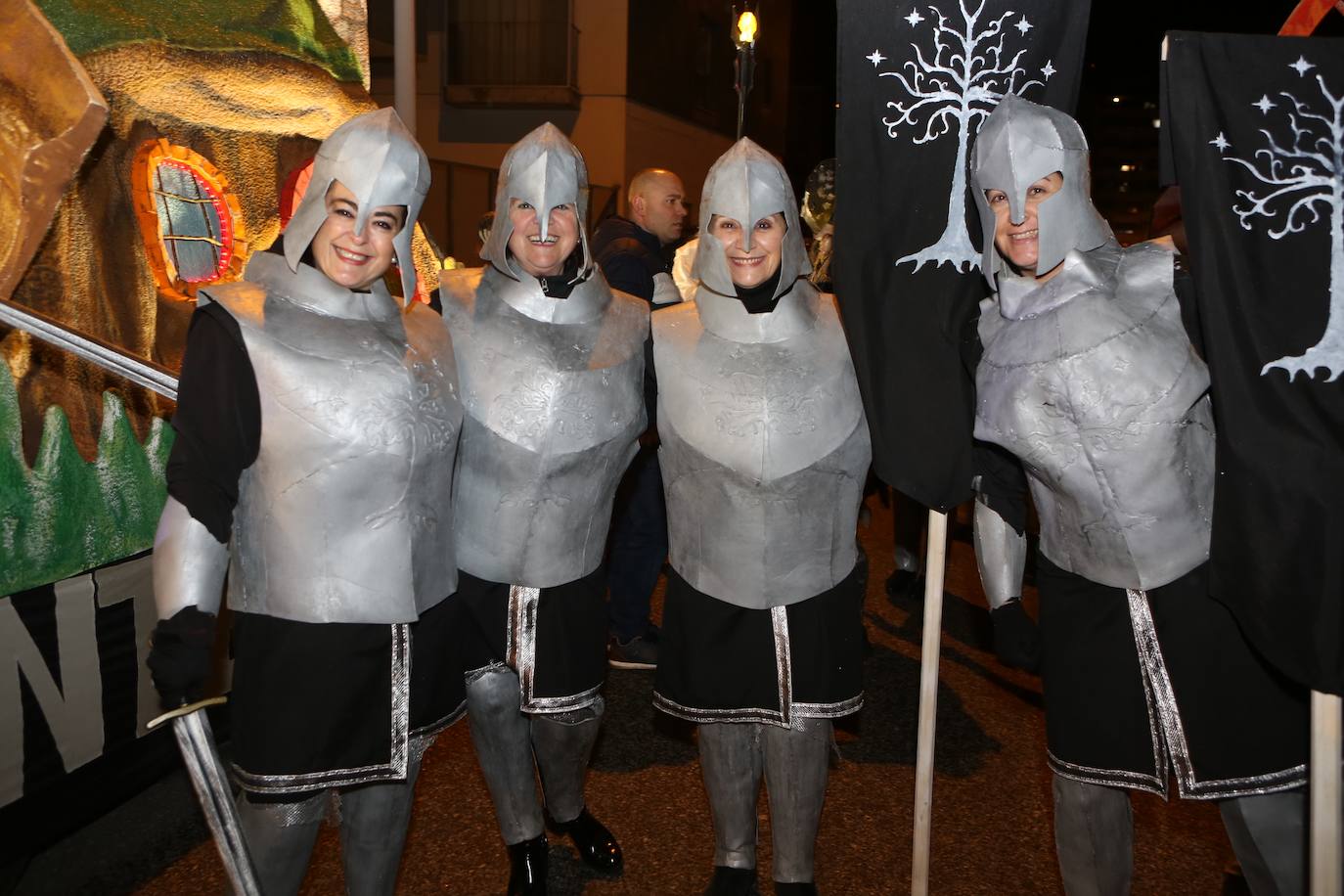 Fotos: Mieres vive «con mucha alegría» su Gran Antroxu con el desfile de grupos por las calles