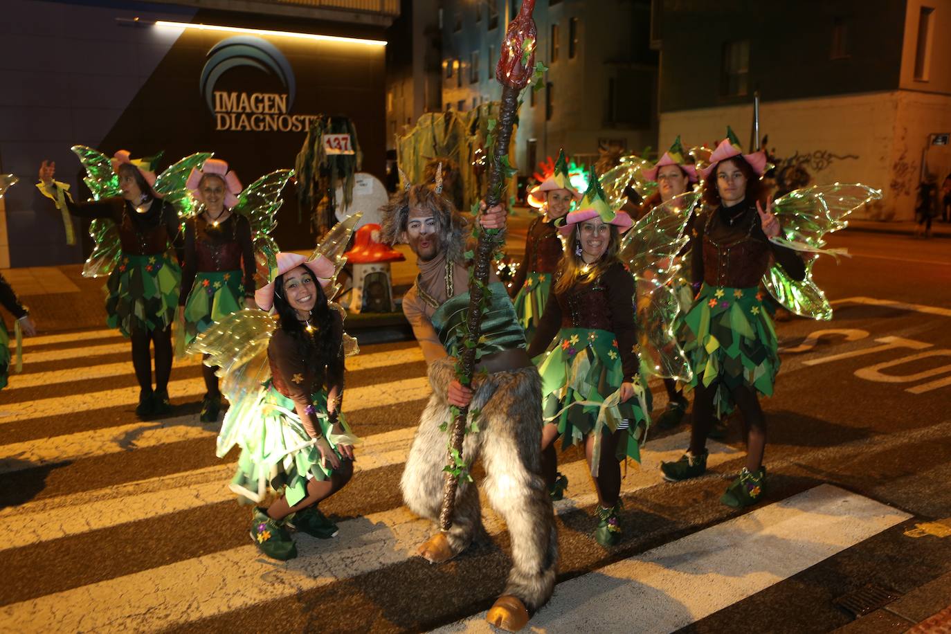 Fotos: Mieres vive «con mucha alegría» su Gran Antroxu con el desfile de grupos por las calles