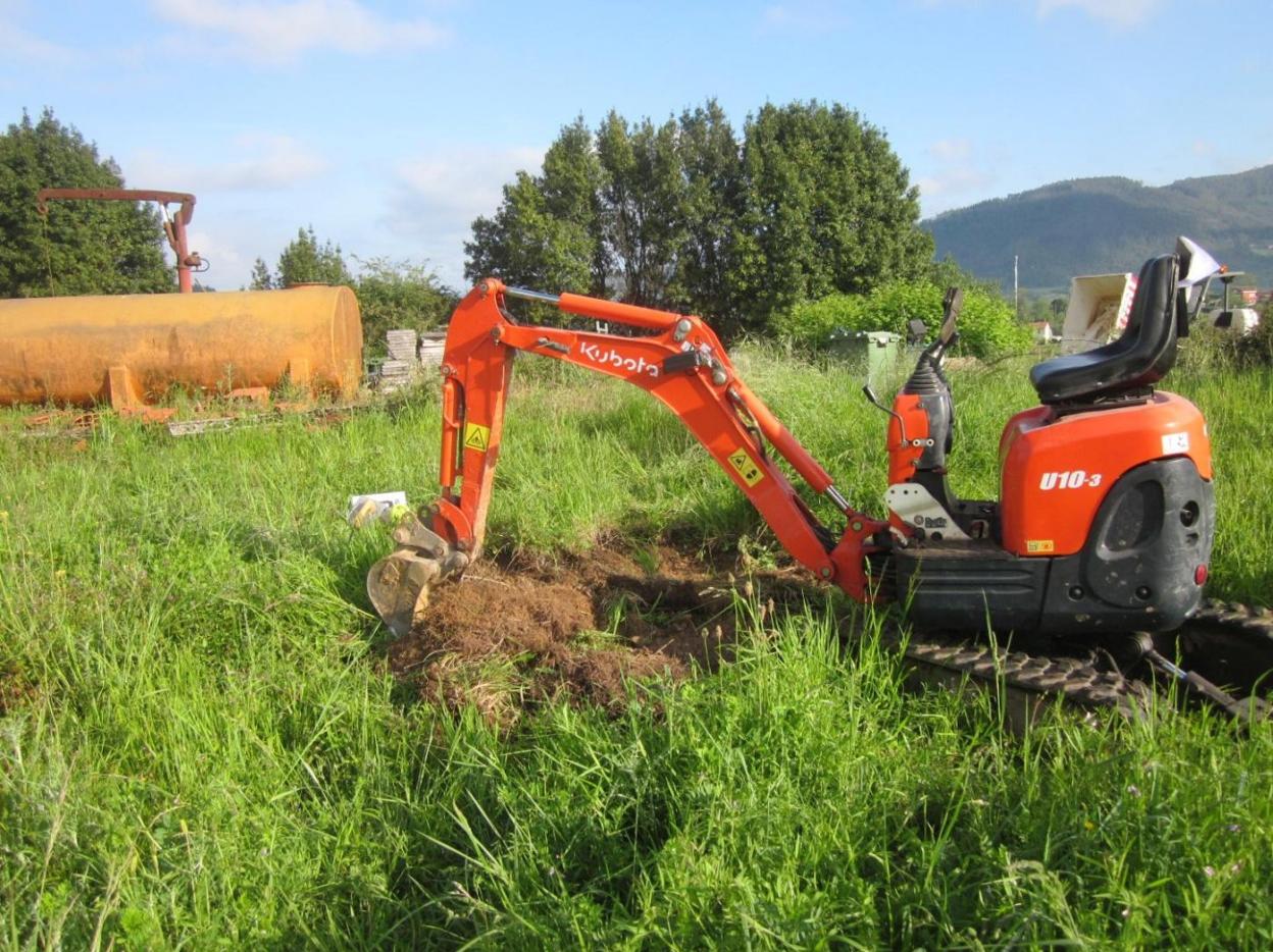Ya se han iniciado los trabajos de prospección en la parcela municipal donde se construirá el punto limpio. 