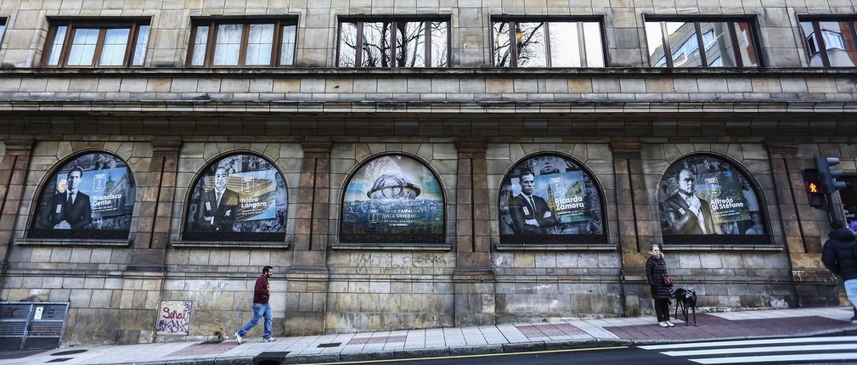 Imagen de promoción del Salón de la Fama en una céntrica calle de Oviedo. 