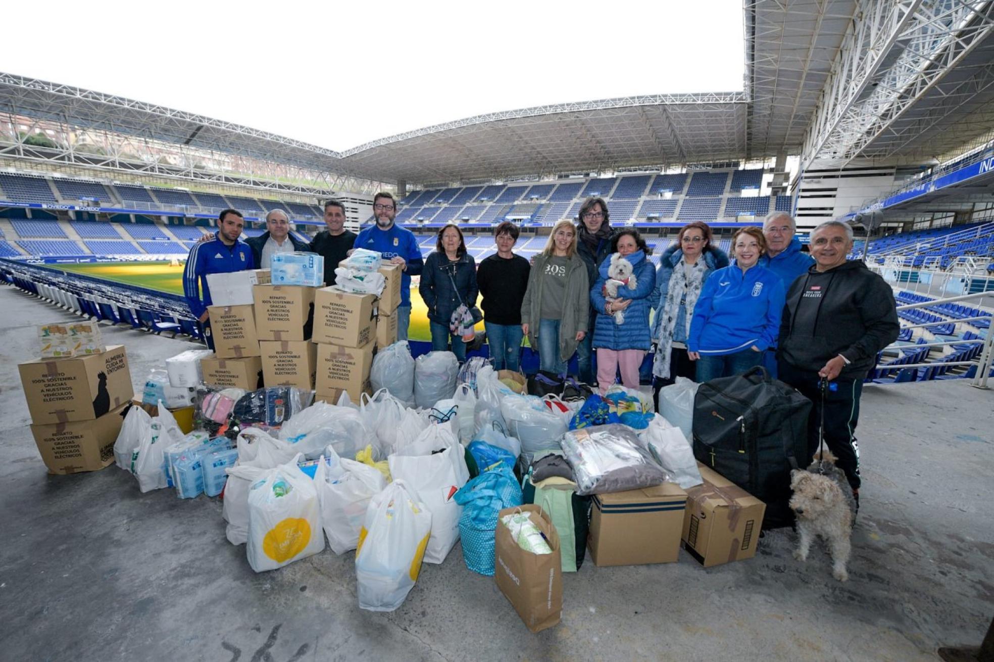 t La Peña Azul Olivares, en el momento de entregar la ayuda a la Fundación Real Oviedo.