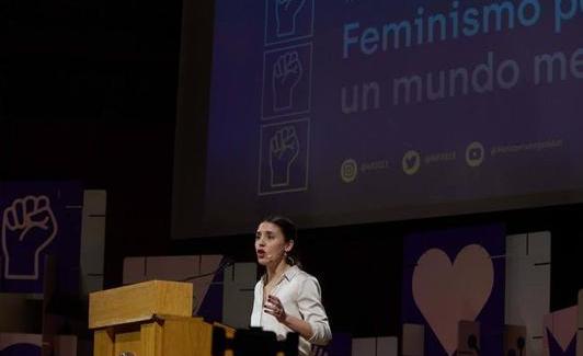 Feministas interrumpen la intervención de Irene Montero. 