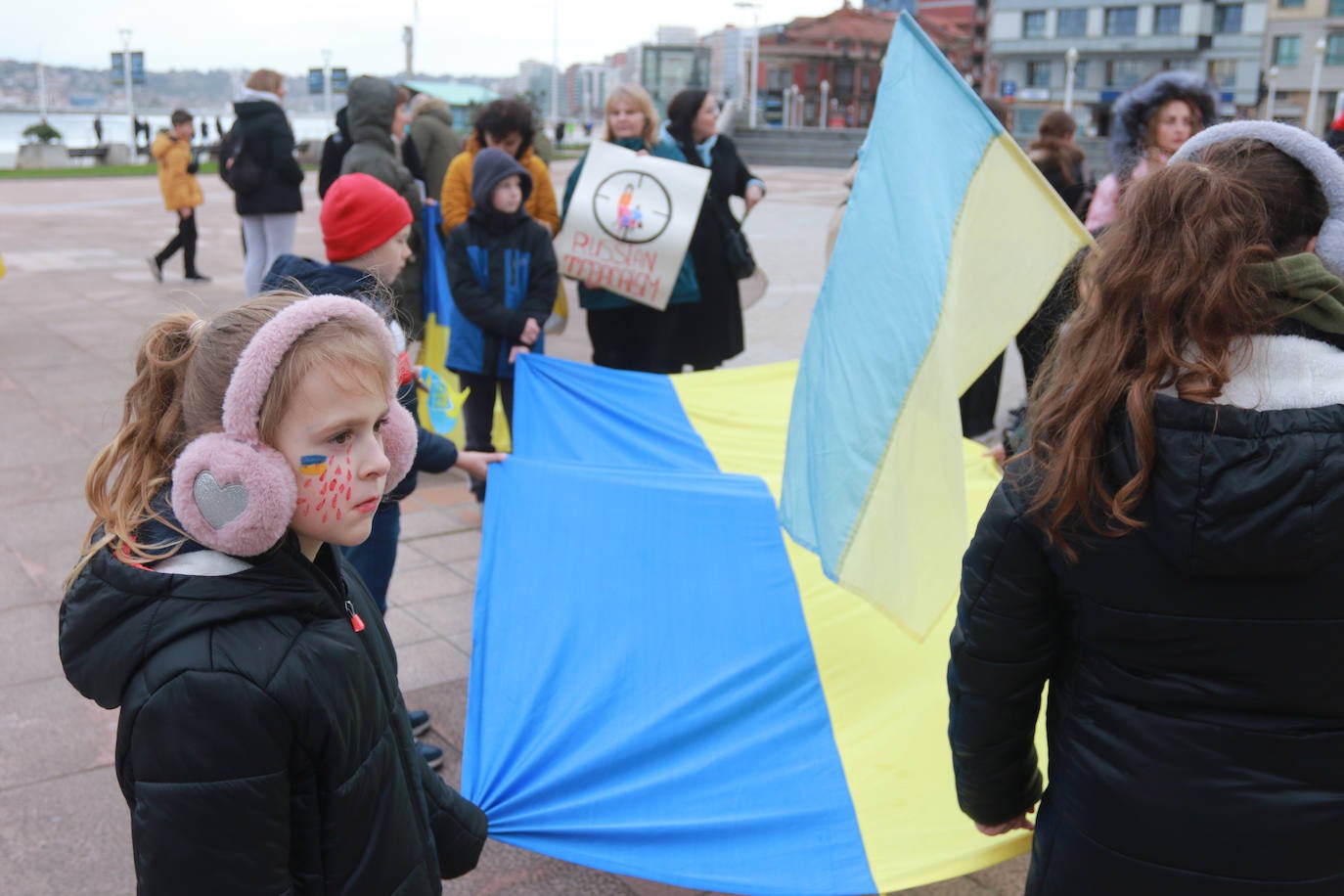 Fotos: El Náutico se viste de azul y amarillo en el aniversario de la guerra en Ucrania