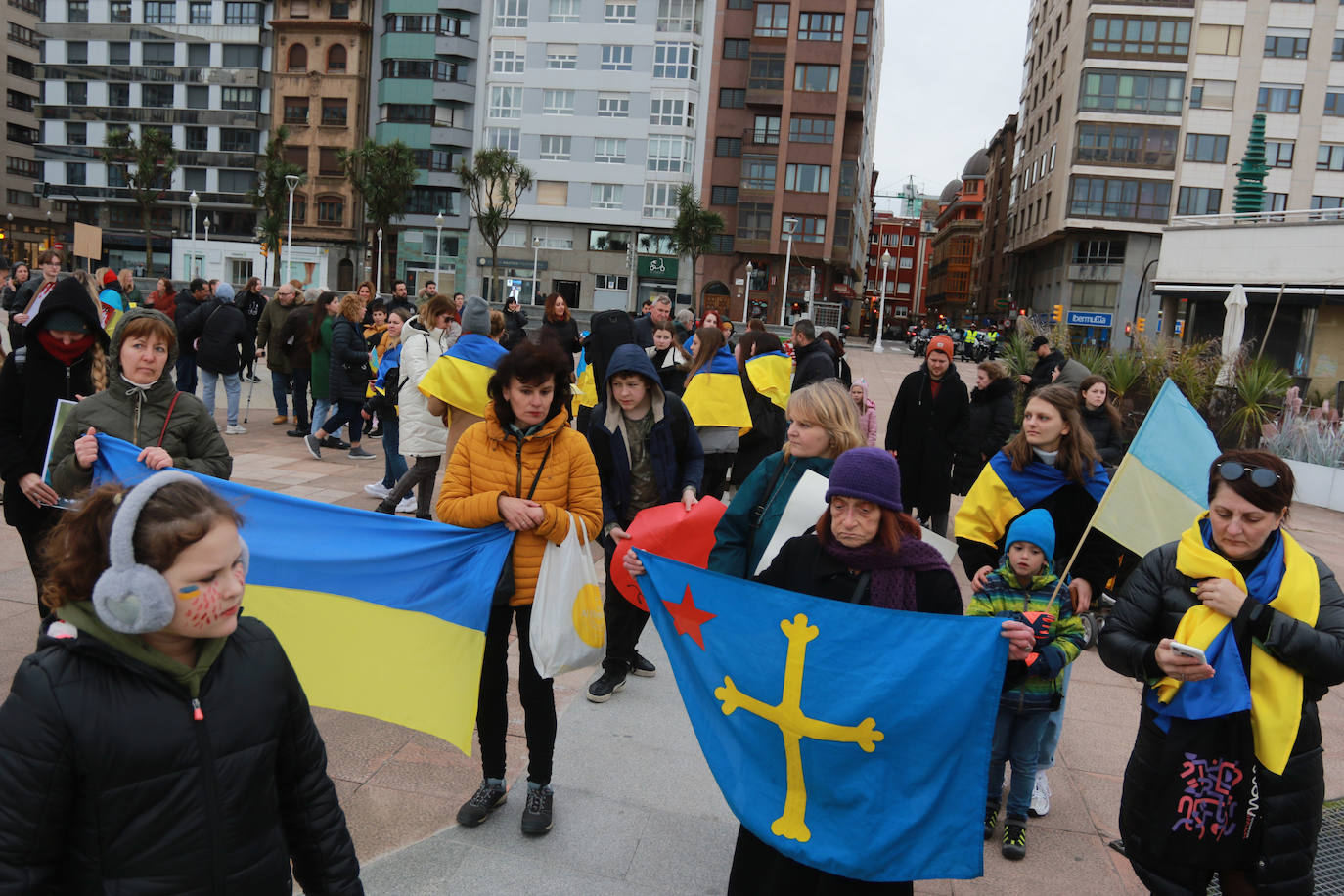 Fotos: El Náutico se viste de azul y amarillo en el aniversario de la guerra en Ucrania