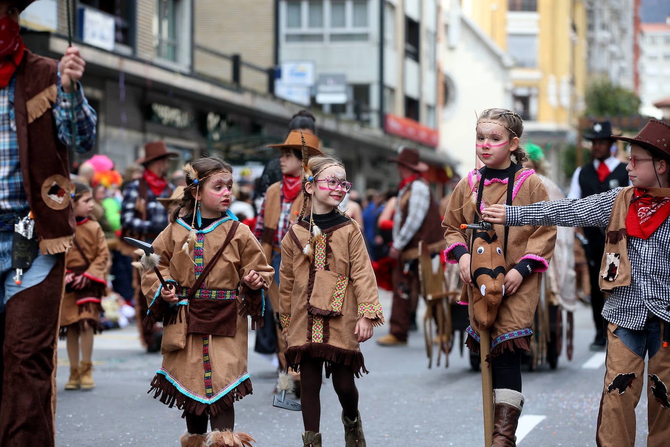 Fotos: Derroche de color y diversión en el carnaval de Oviedo