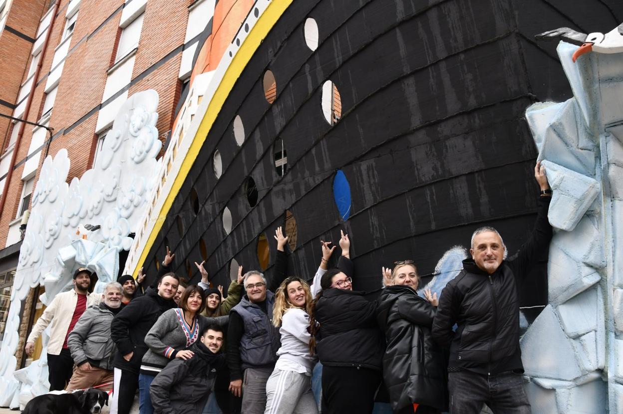 Algunos de los miembros de la peña Ébano, incluidos los dueños del bar Ébano en Versalles. 