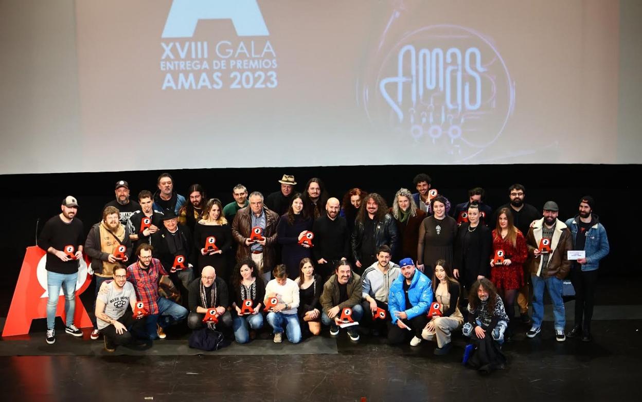 Foto de familia de organizadores y galardonados con los Premios Amas, en el Teatro Filarmónica al final de la gala. 