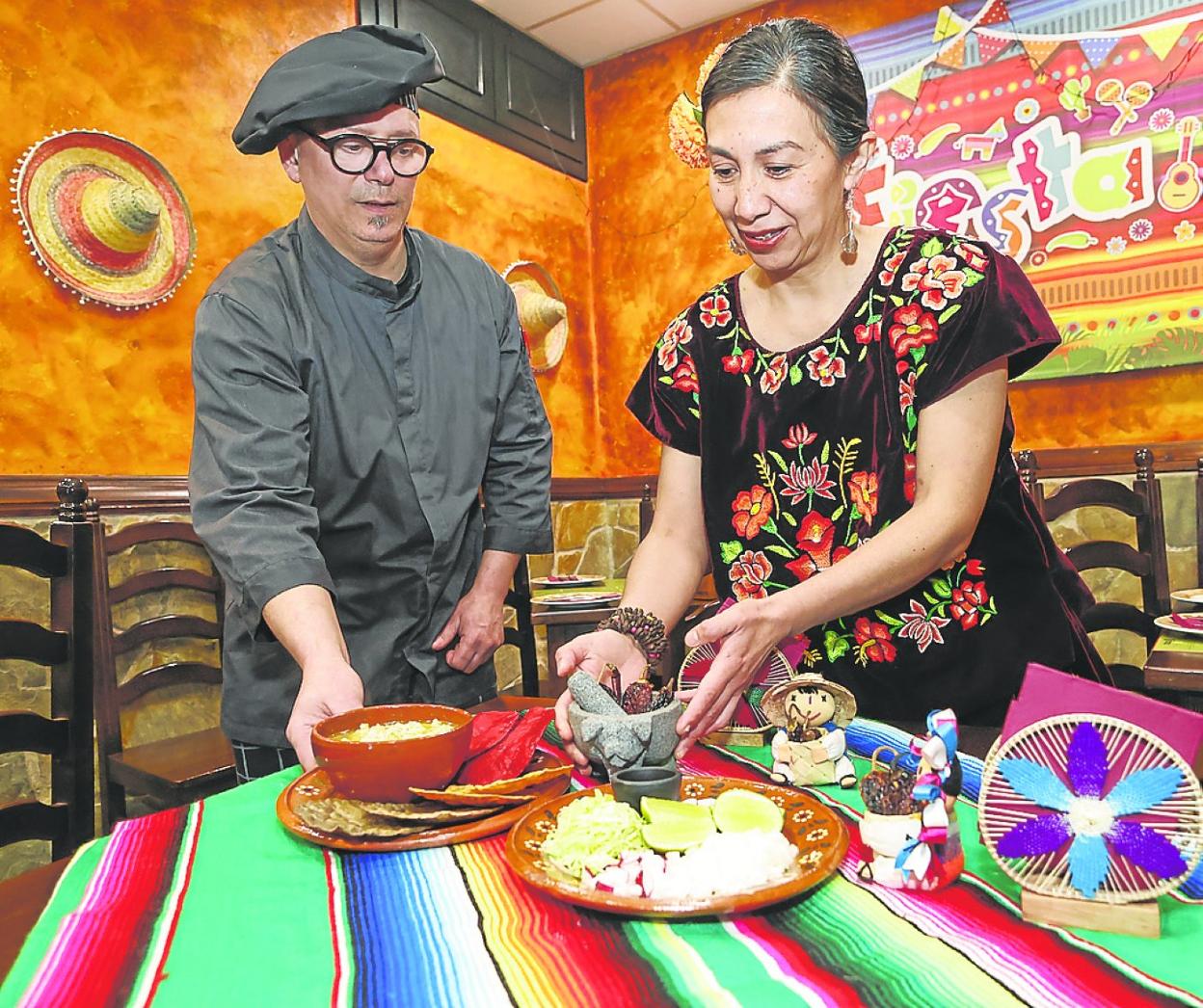 Chus Pérez y Silvia Monfil, en la sala.