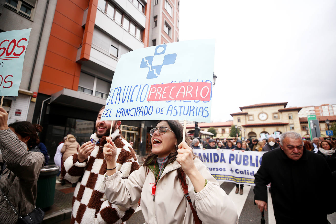 Fotos: Miles de sanitarios asturianos salen a la calle para protestar por sus condiciones laborales