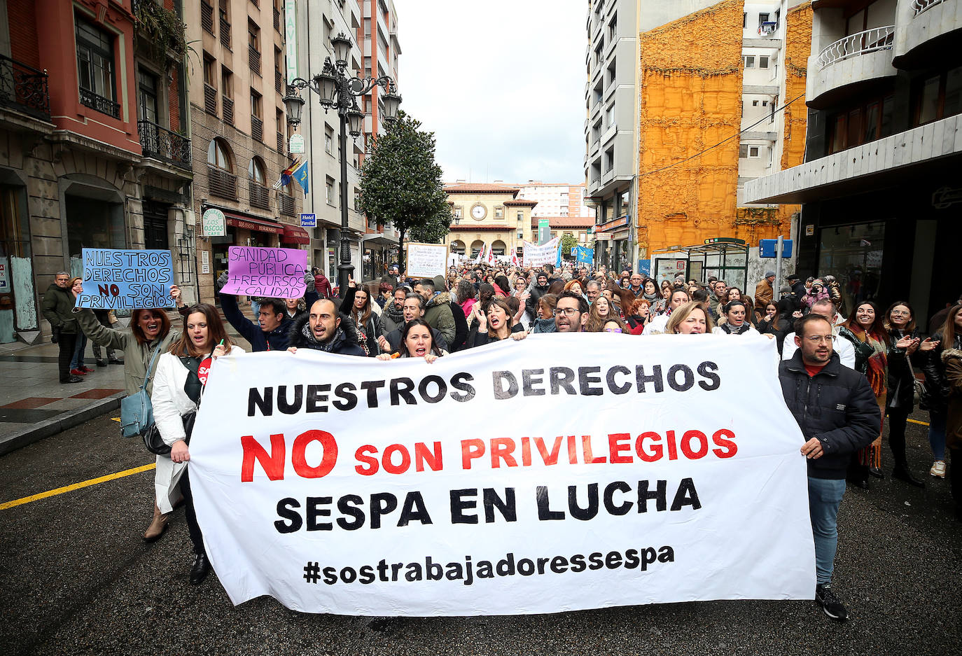 Fotos: Miles de sanitarios asturianos salen a la calle para protestar por sus condiciones laborales