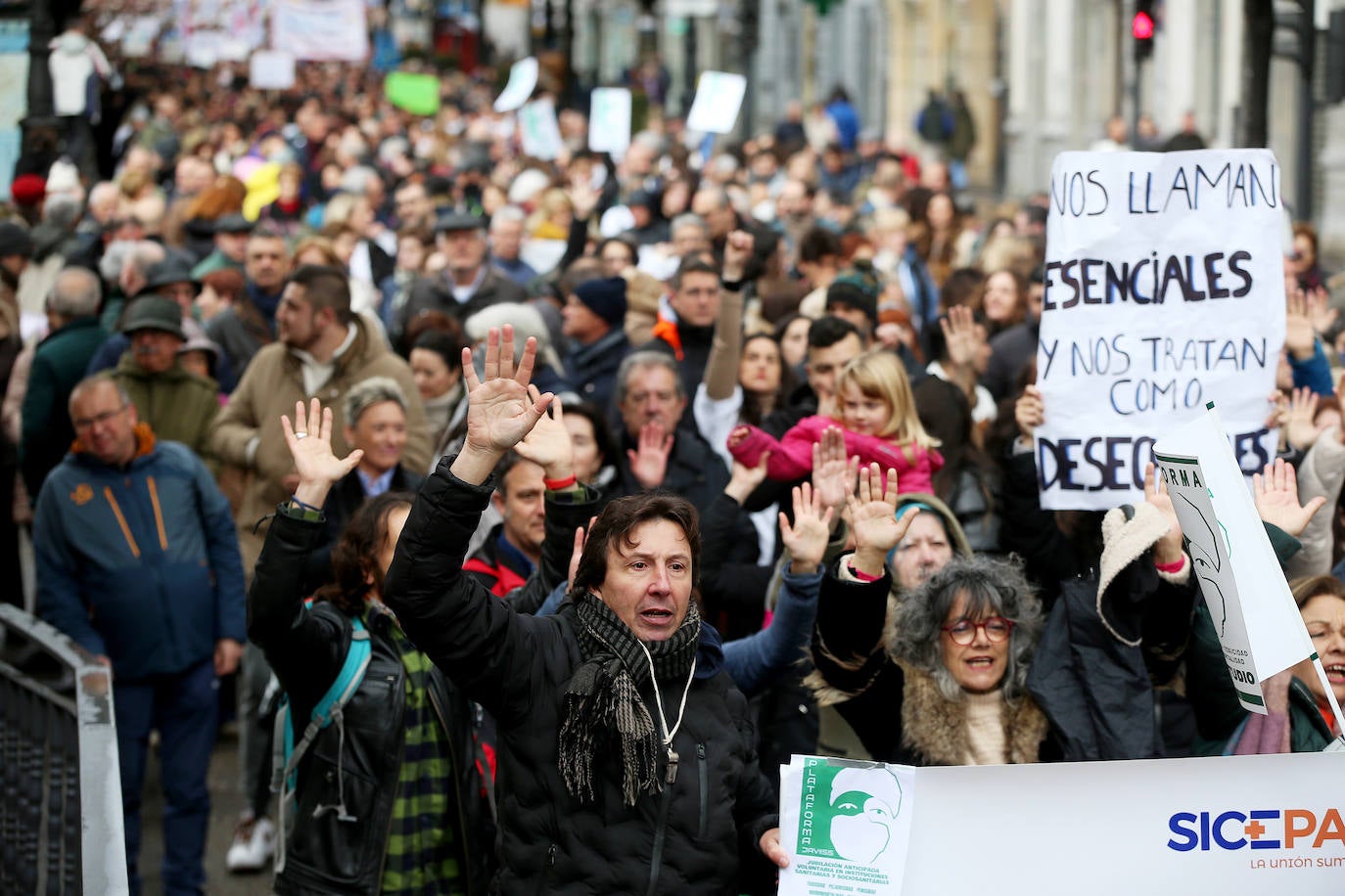 Fotos: Miles de sanitarios asturianos salen a la calle para protestar por sus condiciones laborales
