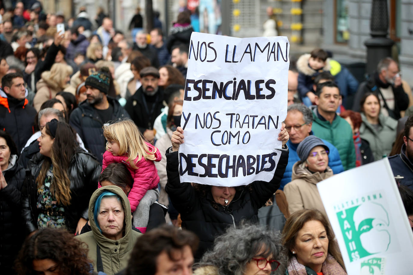 Fotos: Miles de sanitarios asturianos salen a la calle para protestar por sus condiciones laborales
