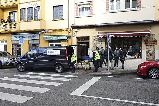 El cadáver de R. C. M. es introducido en la funeraria tras decretar la jueza su levantamiento. 