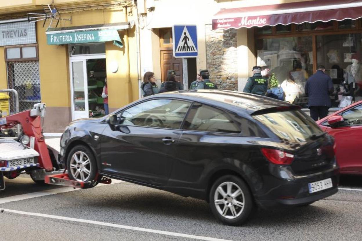 La grúa retira el Seat Ibiza en el que viajaba el fallecido cuando se escapó de la Guardia Civil en un control. 