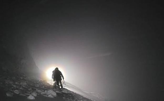 Imagen principal - Complicado rescate entre la niebla en los Picos de Europa: dos asturianos llevaban atrapados desde el sábado tras sufrir una caída