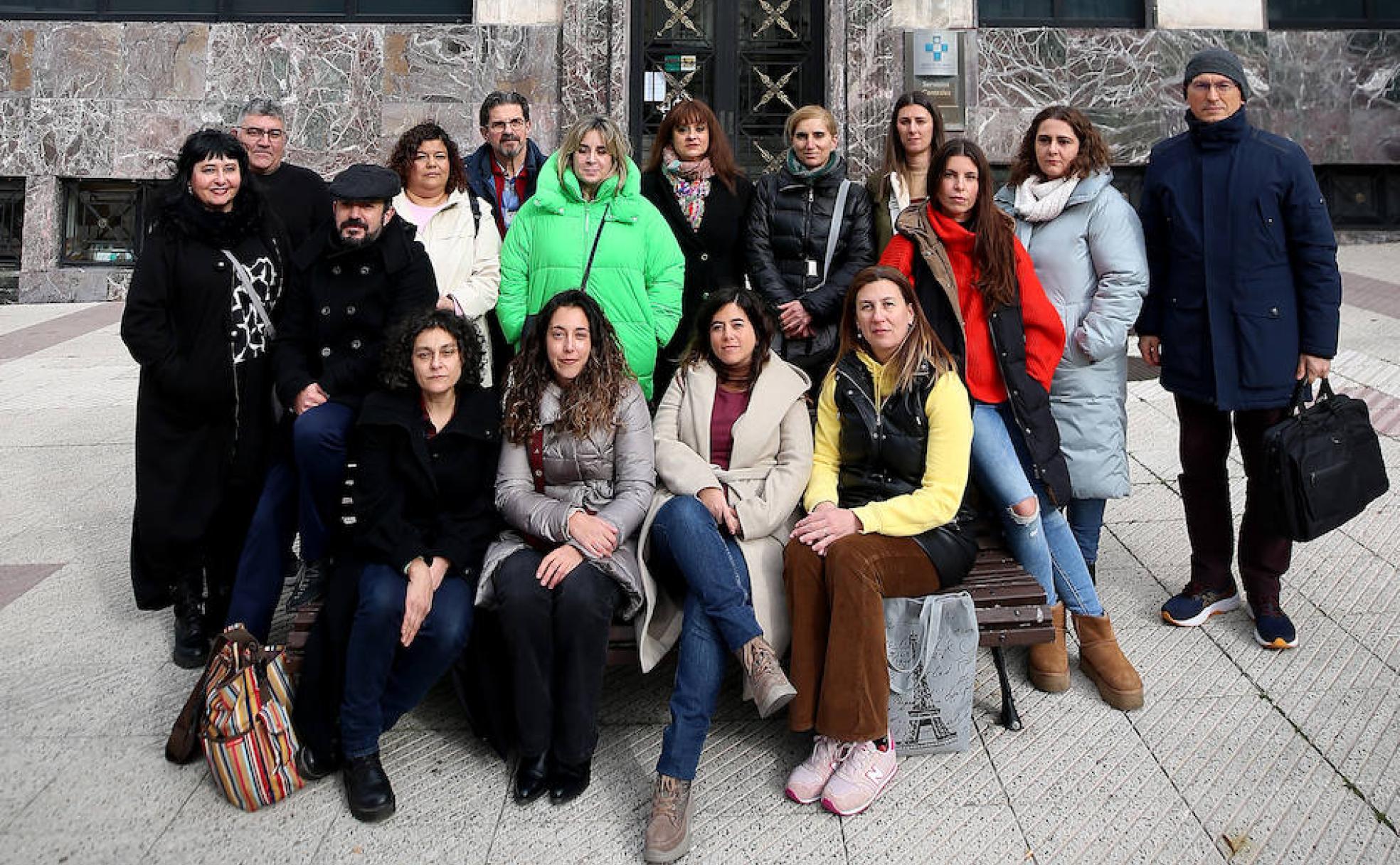 Por la izquierda, sentados, Juan Pérez, Arantxa García, Cecilia Fernández, Irene Castro, Marián Galán y Saray Álvarez. Detrás, Azucena Lage, Jorge Verdasco, Vionaisy Alonso del Rivero, Eduardo R. Fernández, Ana Vázquez, Inmaculada Ruíz, Emma González, Cristina Romero, Blanca Cacheiro y Juan Eloy García, el pasado viernes, delante de las oficinas del Sespa.
