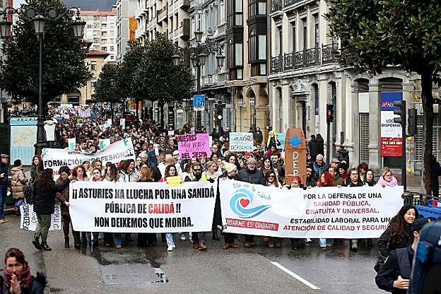 Cabeza de la manifestación que ayer congregó en Oviedo a 4.000 sanitarios, a su paso por la calle Uría. 
