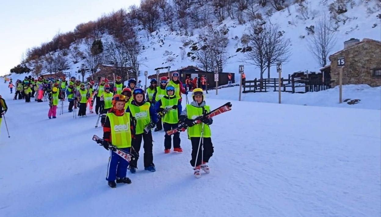 Escolares participando en la campaña de la Semana Blanca en Fuentes de Invierno. 