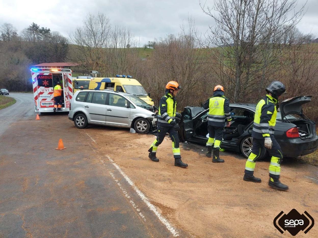 Los coches colisionaron en la AS-114, en las inmediaciones de la localidad canguesa de Mestas de Con. 