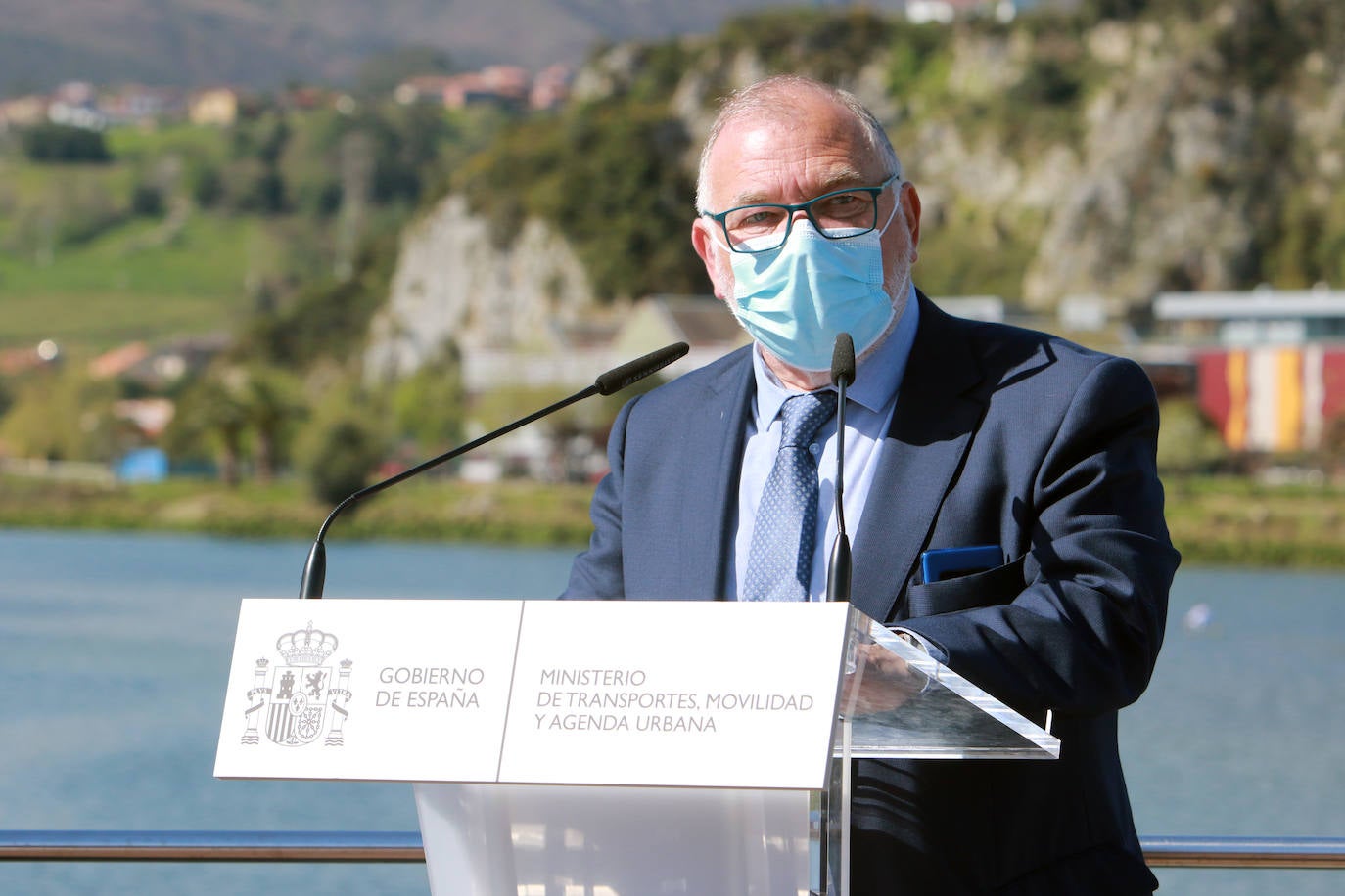 El alcalde Ramón Canal en el acto de presentación de la licitación de las obras de ampliación del puente de Ribadesella