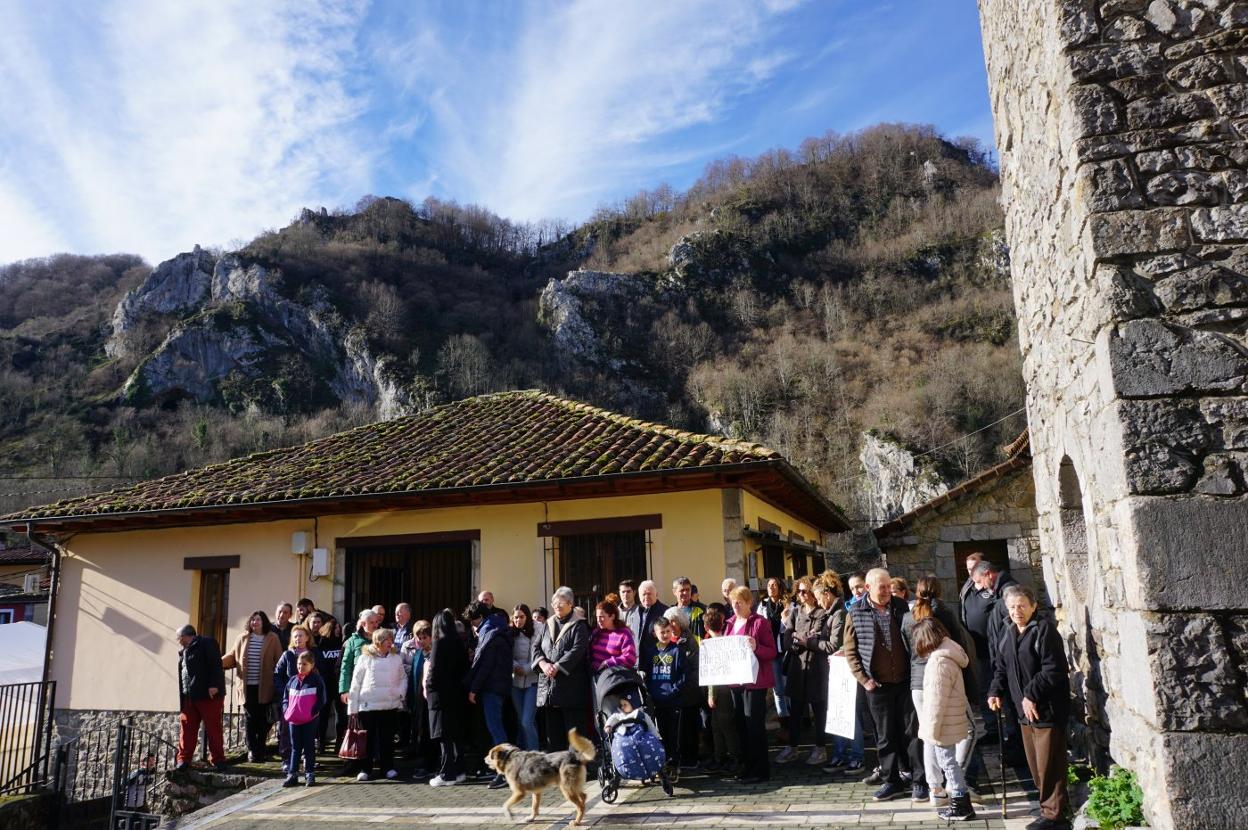 Vecinos de Sobrefoz concentrados este enero frente a la escuela para reclamar su propiedad. 