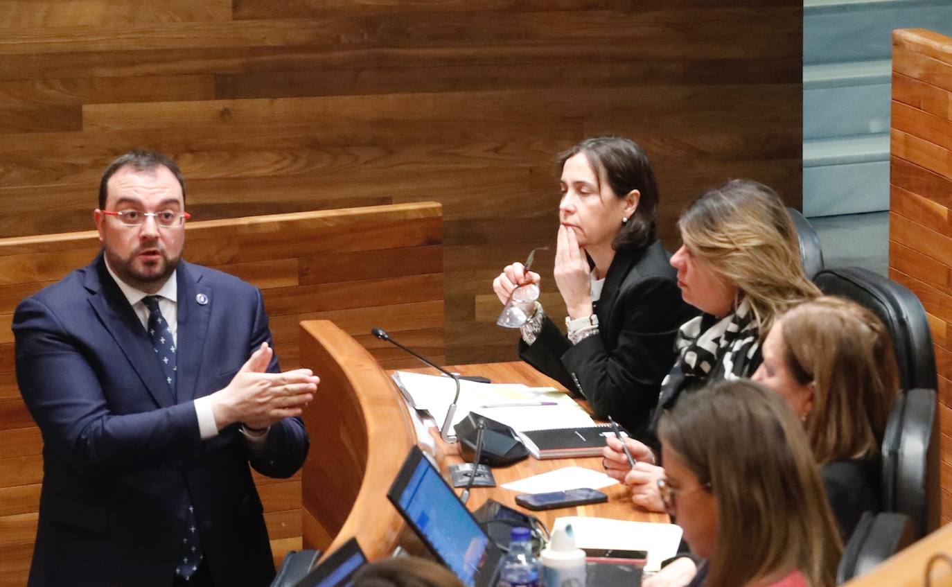 El presidente del Principado, Adrián Barbón, este miércoles en la Junta General del Principado. 