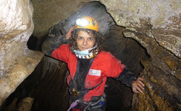 Belén López, antropóloga física de la Universidad de Oviedo, en el interior de la cueva.