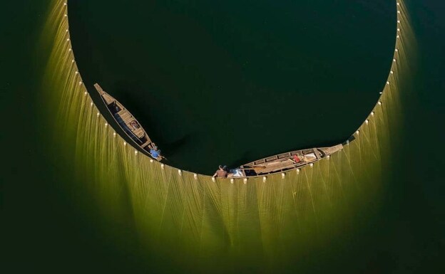 La imagen ganadora en la relacion del Hombre con la naturaleza,'Locking the fish net'.