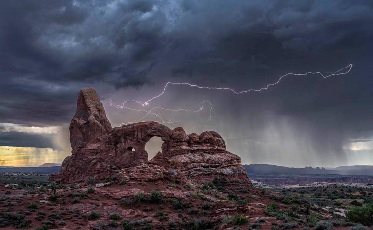 La fotografía 'Rayo sobre Turret Arch', ganadora del 33 Memorial María Luisa. 