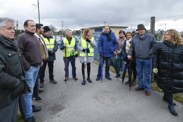 Participantes en la batida ciudadana, a la salida junto a los campos del Arenal. 